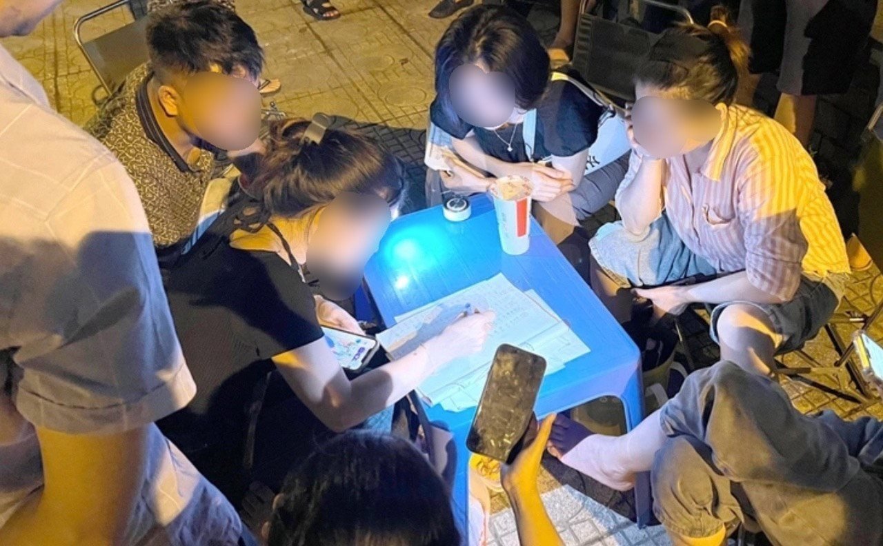 Nửa đêm khách hàng vẫn mang tiền đến đặt cọc đất - Ảnh 1