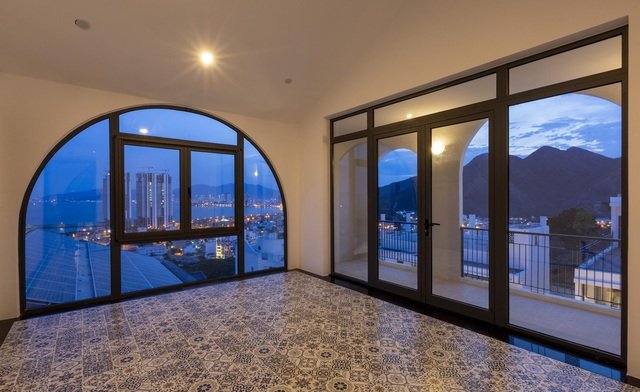 Căn biệt thự được xây dựng trên diện tích đất 590m2. Nơi sinh hoạt, nghỉ ngơi chính của gia đình là tầng trên cùng gồm: 1 phòng ngủ master, 1 phòng đa năng, 1 sân thượng lớn để tận hưởng không khí biển, ngắm nhìn núi đồi hùng vĩ bao quanh. Phần còn lại của căn biệt thự được tận dụng kinh doanh, cho khách du lịch thuê.