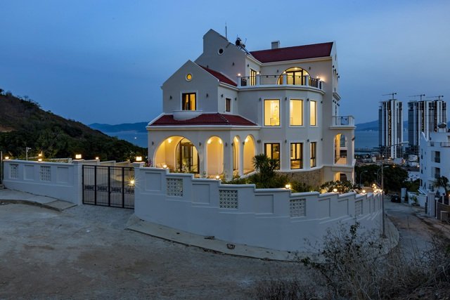 Phong cách kiến trúc mang đậm kiến trúc Đông Dương với mái ngói đỏ thân thuộc.