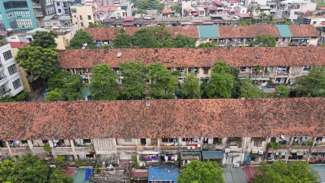 Khu tập thể cũ 3 tầng tại phường Nguyễn Trãi (quận Hà Đông) gần 50 năm tuổi được đánh giá ở mức 3 tình trạng nguy hiểm, tồn tại khuyết tật, hư hỏng có thể dẫn đến phá huỷ kết cấu vẫn đang chờ kiểm định từ năm 2016 đến nay.