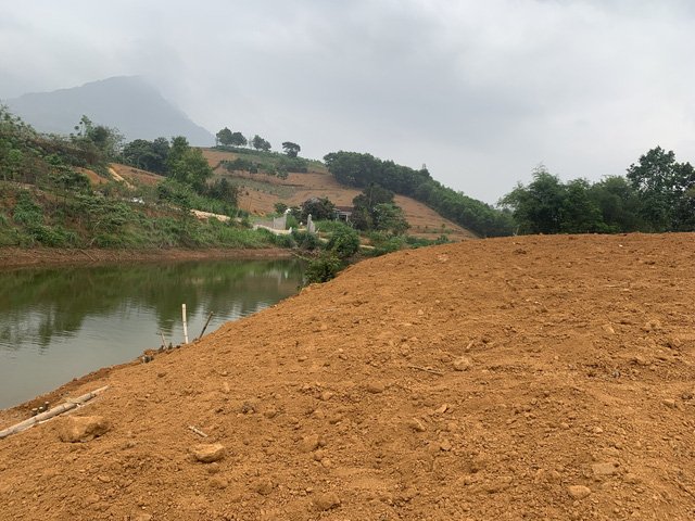 Đất hai bên Đầm Sản đã được người dân san nền để chuyển nhượng.