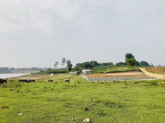 Lô đất được giới thiệu view mặt hồ đã được san nền và chờ sang tay.