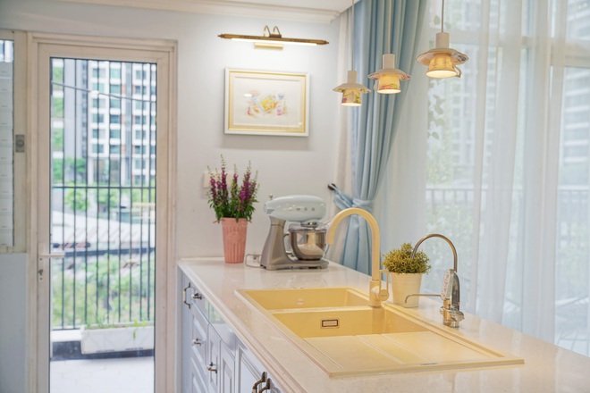 Khám phá nội thất căn hộ có tới 3 khu "bếp" như trong truyện tranh