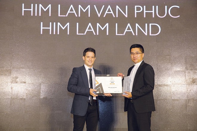 Ông Vũ Trọng Khánh - Giám đốc thiết kế dự án Him Lam Vạn Phúc nhận giải thưởng “Dự án shophouse cao cấp tốt bậc nhất Việt Nam 2020”