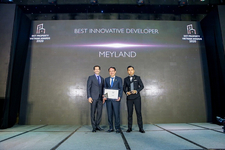 Ông Nguyễn Minh Ngọc - Phó Chủ tịch Hội đồng Quản trị Tập đoàn Tân Á Đại Thành (đứng giữa) nhận giải "Nhà phát triển Bất động sản sáng tạo tốt nhất Việt Nam 2020 - Best Innovative Developer Vietnam 2020".