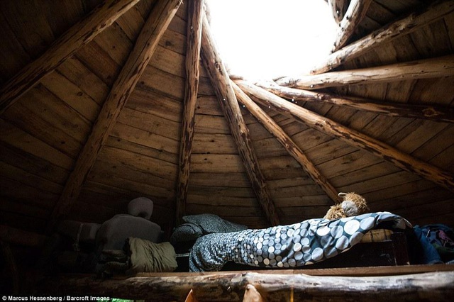 Trên mái có giếng trời để đưa ánh sáng và không khí tự nhiên vào trong nhà. Ảnh: Barcroft Images.