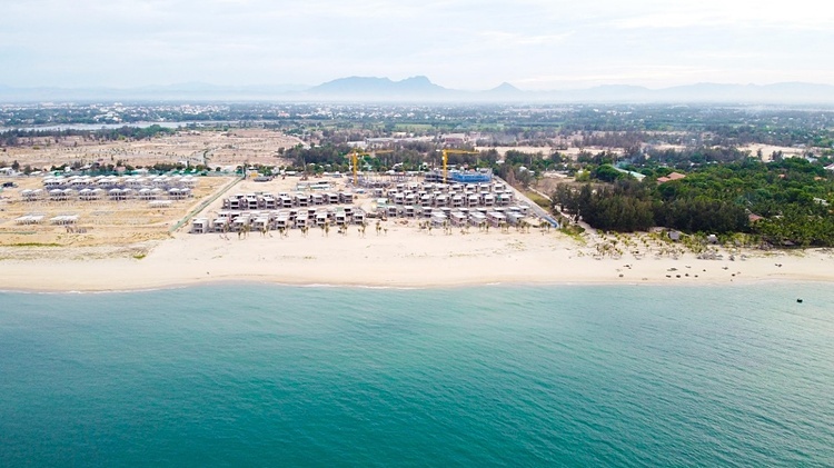 Dự án Shantira Beach Resort & Spa nằm ngay gần biển.