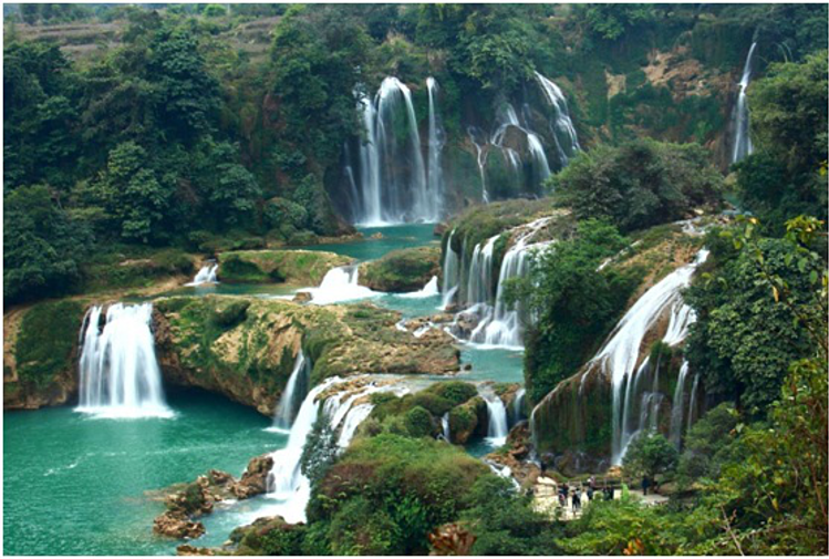 Thành phố Bảo Lộc nằm trọn trên cao nguyên Di Linh với thiên nhiên hùng vĩ, thơ mộng.