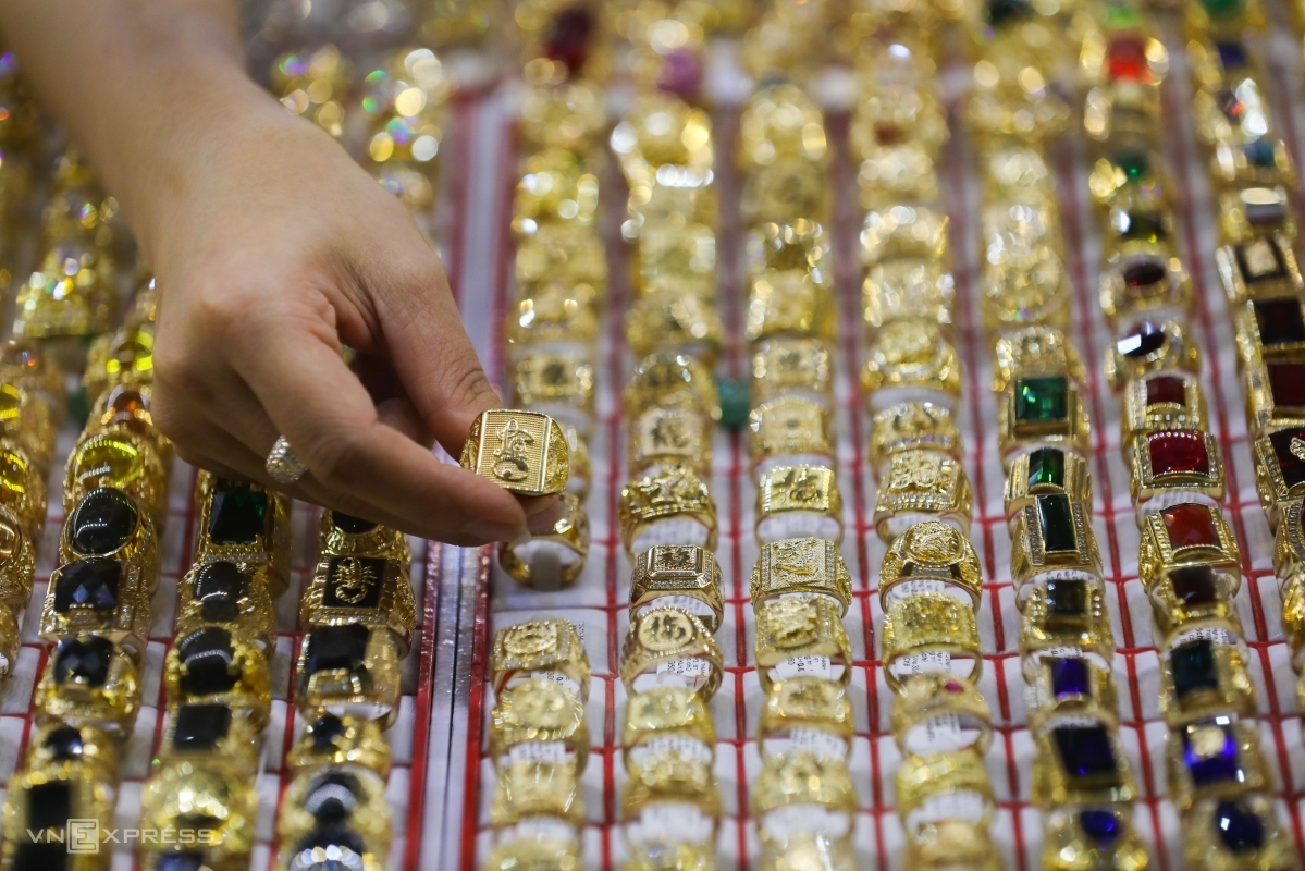 Người dân chọn mua vàng tại một cửa hàng ở Bình Thạnh, TP HCM. Ảnh: Quỳnh Trần.