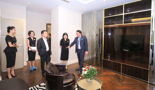 Ông Đỗ Anh Dũng, Chủ tịch Tân Hoàng Minh giới thiệu căn hộ D'. Palais Louis với Chủ tịch Tập đoàn T&T Đỗ Quang Hiển