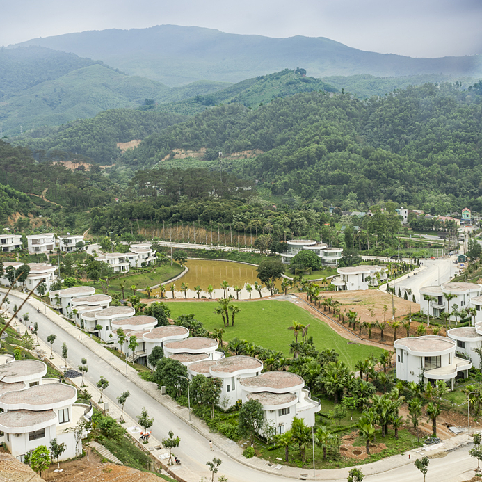 Tọa lạc tại Lâm Sơn (Lương Sơn, Hòa Bình), Ivory Villas & Resort có được địa thế đẹp.
