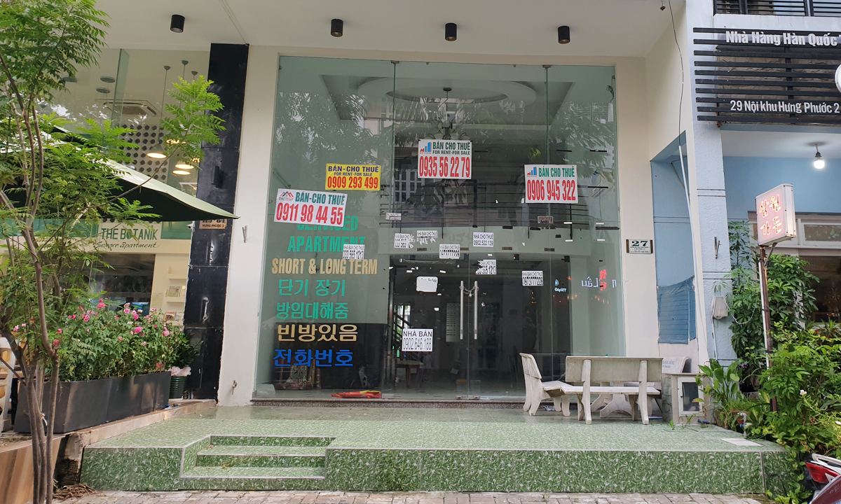 Một căn nhà phố hoạt động theo mô hình khách sạn - căn hộ dịch vụ tại phố Hàn Quốc, quận 7, thuộc khu Phú Mỹ Hưng đang đóng cửa tìm khách thuê hoặc rao bán. Ảnh: Trung Tín.