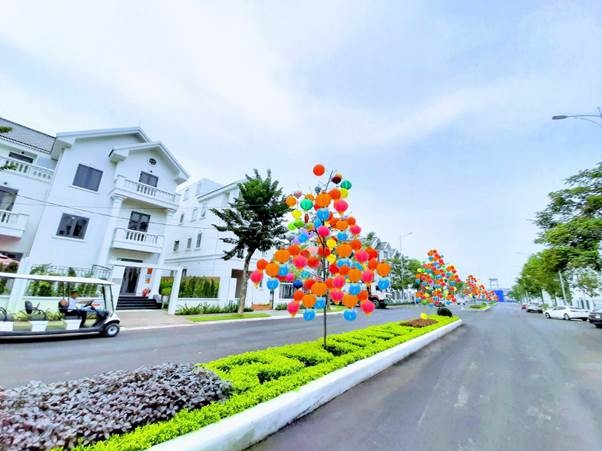 Tuyến đường chính tại khu đô thị Times Garden Vĩnh Yên Residences trang trí đèn lồng.