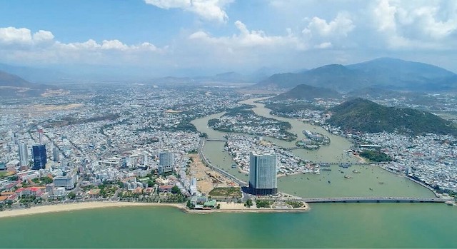 Khu vực cầu Trần Phú, nút giao với Xóm Cồn tạo thành trục đường văn hóa – du lịch – thương mại mới của thành phố biển Nha Trang