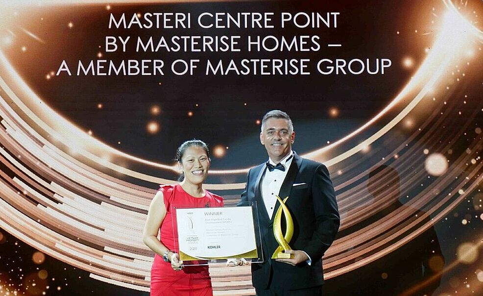 Đại diện nhà phát triển dự án Masteri Centre Point nhận hai giải thưởng lớn tại Vietnam Property Awards. Ảnh: Masterise Homes.