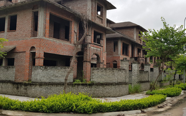 Biệt thự hoang tại Khu đô thị Hoa Phượng đang được rao bán với giá hơn 40 triệu đồng/m2.
