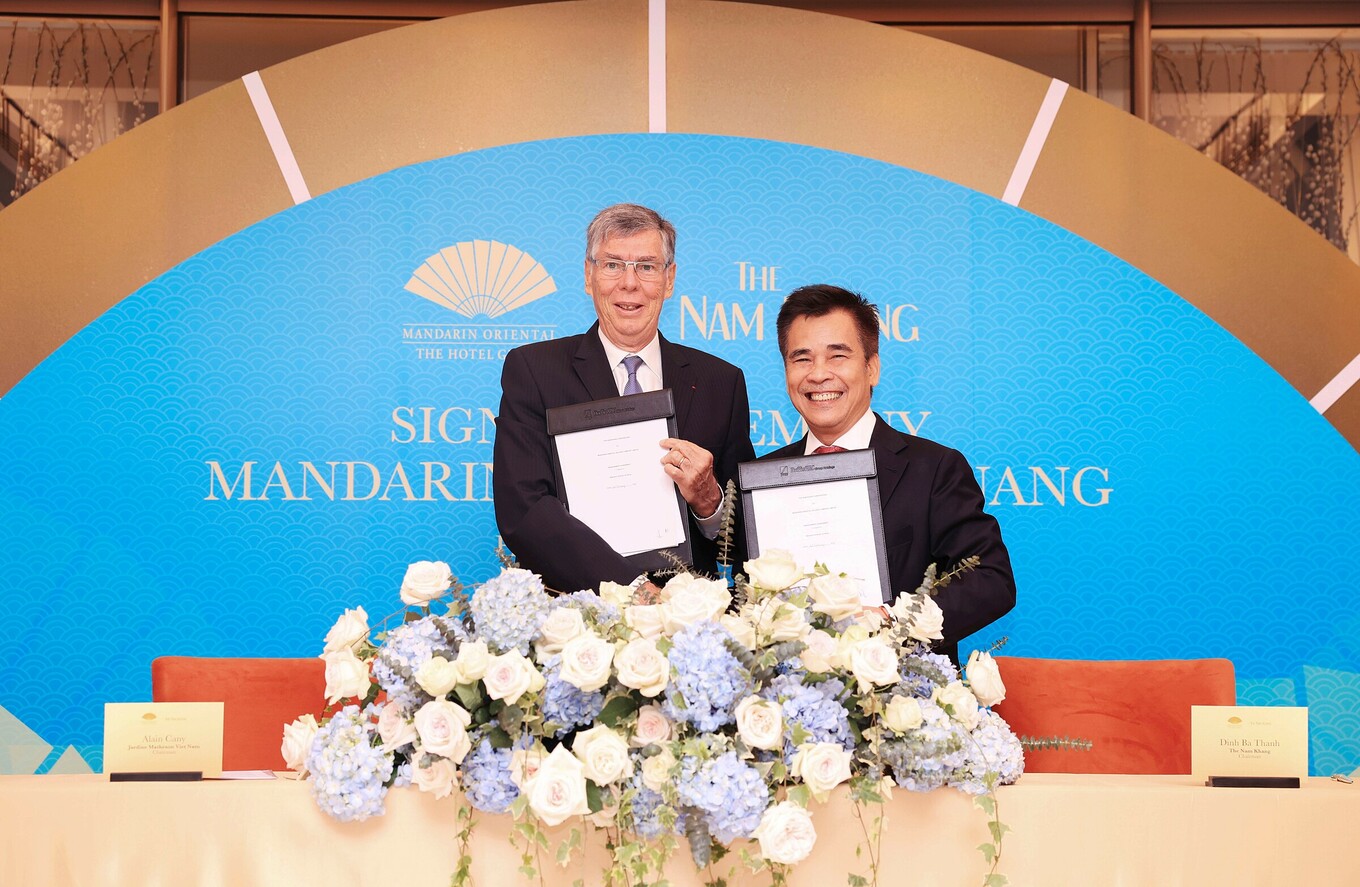 Đại diện Mandarin Oriental Hotel Group và The Nam Khang Corporation tại lễ ký kết hợp tác. Ảnh: TNK.