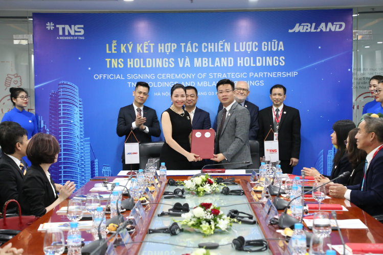 Đại diện TNS Holdings (phải) ký thỏa thuận hợp tác với MBLand Holdings.