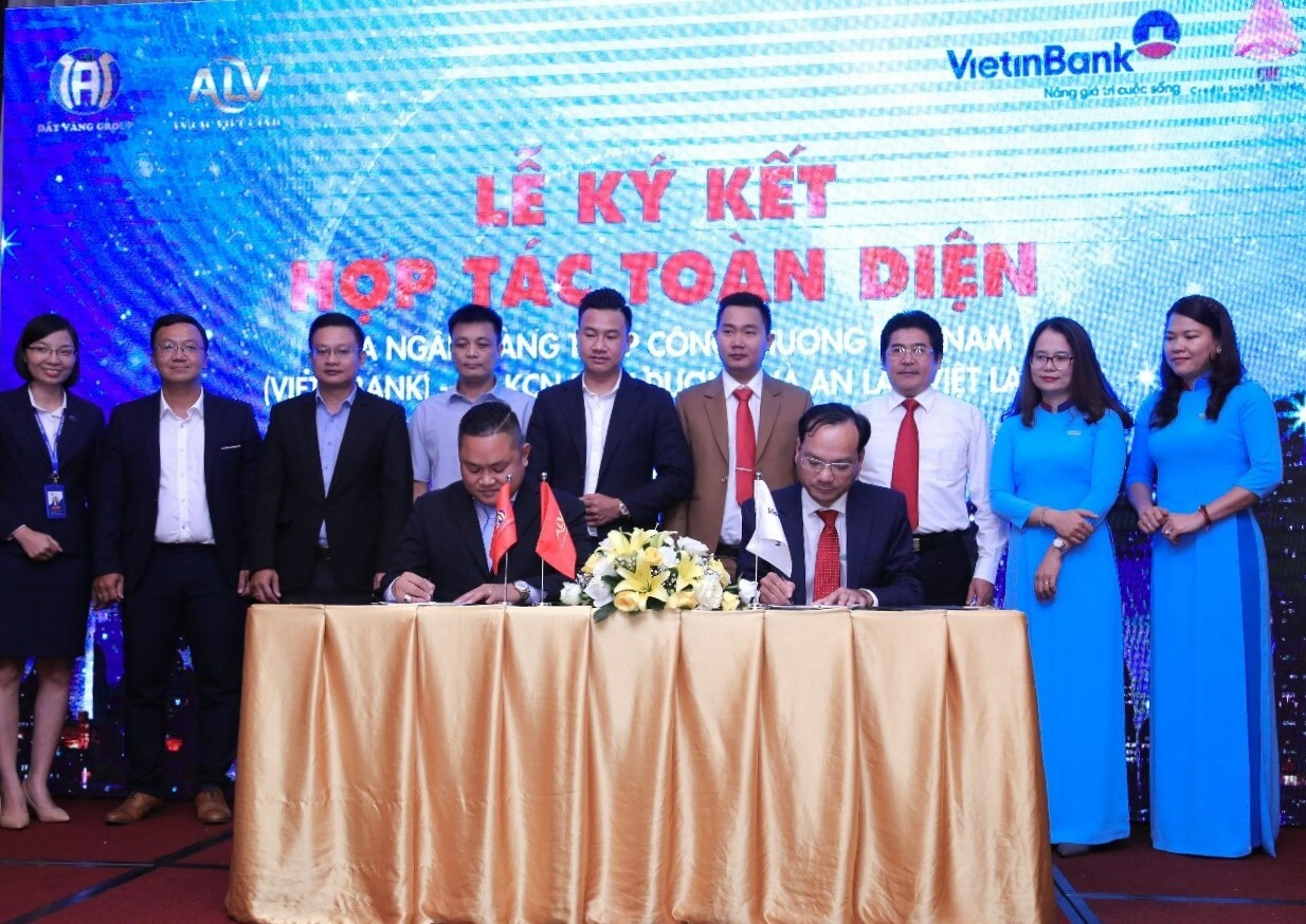 Đại diện An Lạc Việt Land và VietinBank chi nhánh Khu công nghiệp Bình Dương ký thỏa thuận hợp tác toàn diện. Ảnh: An Lạc Việt Land.