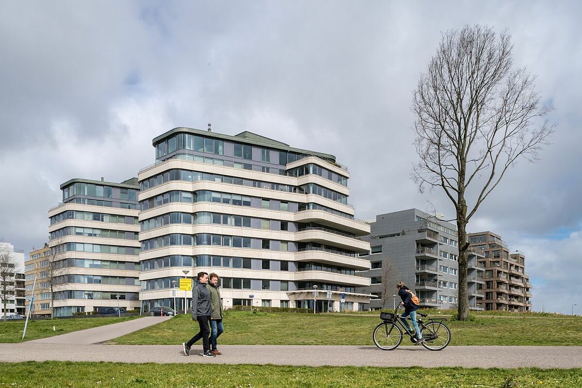 Các tòa nhà chung cư tại Amsterdam (Hà Lan). Ảnh: Bloomberg