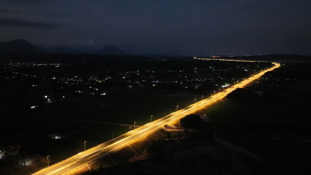 Cận cảnh tuyến đường cao tốc Vân Đồn - Móng Cái với hệ thống đèn chiếu sáng hiện đại nhất Việt Nam trước ngày thông xe - Ảnh 5.