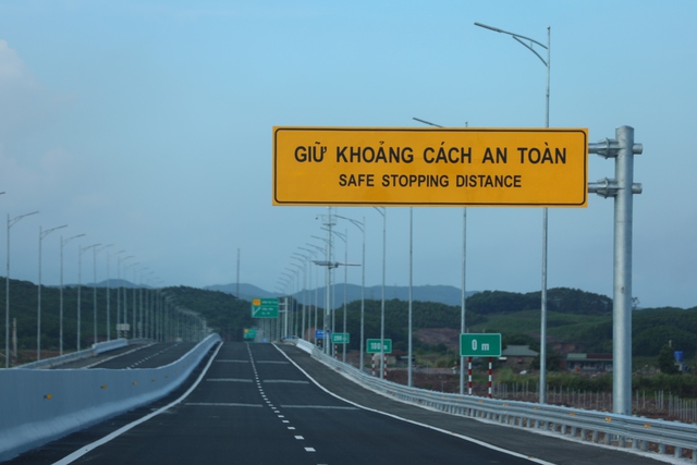 Cận cảnh tuyến đường cao tốc Vân Đồn - Móng Cái với hệ thống đèn chiếu sáng hiện đại nhất Việt Nam trước ngày thông xe - Ảnh 6.