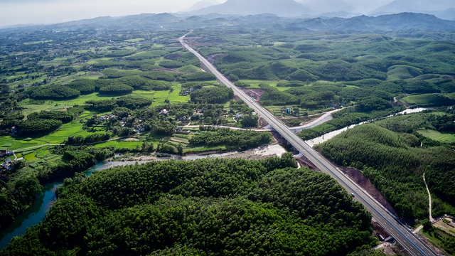 Cận cảnh tuyến đường cao tốc Vân Đồn - Móng Cái với hệ thống đèn chiếu sáng hiện đại nhất Việt Nam trước ngày thông xe - Ảnh 2.