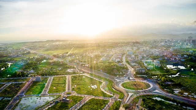Cận cảnh tuyến đường cao tốc Vân Đồn - Móng Cái với hệ thống đèn chiếu sáng hiện đại nhất Việt Nam trước ngày thông xe - Ảnh 1.