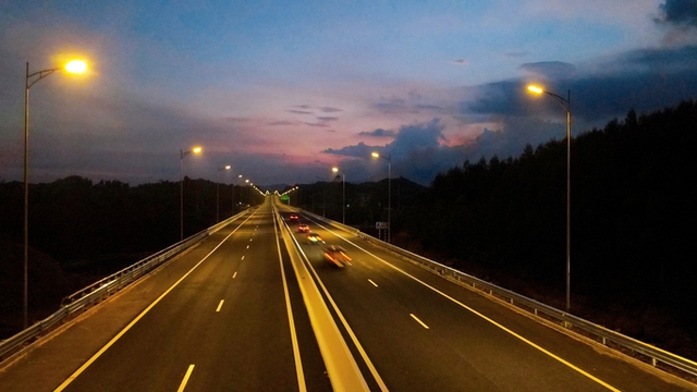 Thủ tướng cắt băng khánh thành đường cao tốc Vân Đồn - Móng Cái - Ảnh 9.