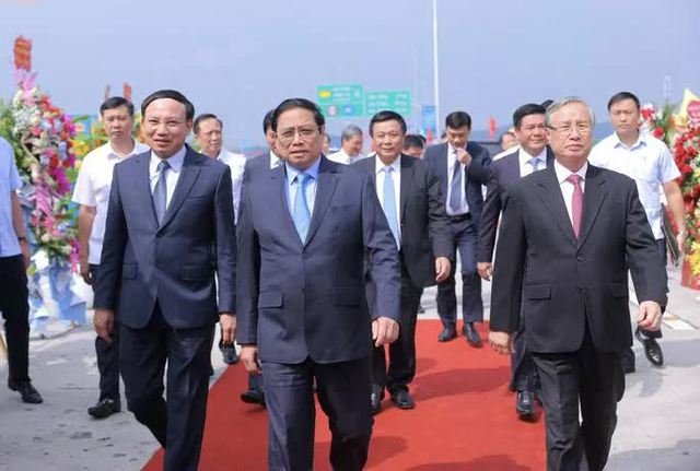Thủ tướng cắt băng khánh thành đường cao tốc Vân Đồn - Móng Cái - Ảnh 1.