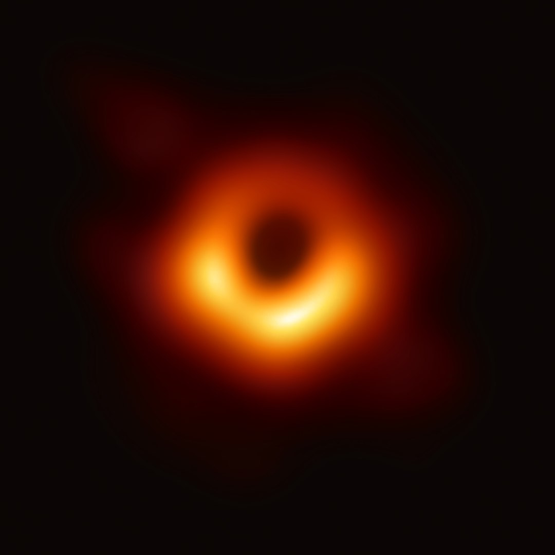 Hiện tượng chưa từng có: Một lỗ đen vũ trụ phun ra vật chất vào không gian, nhiều năm sau khi nuốt chửng một ngôi sao - Ảnh 2.