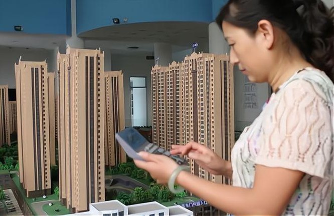 Thị trường nhà đất Trung Quốc ảm đạm: giá căn hộ 46 m2 chỉ bằng 2 chiếc Iphone 14!  - Ảnh 2.