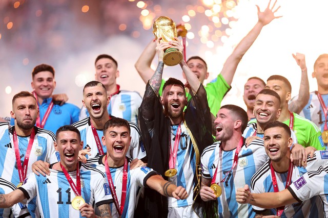 Lionel Messi mang đến hạnh phúc giữa thực tại Argentina lạm phát gần 100%: Khoảnh khắc như 'thống nhất đất nước' - Ảnh 3.