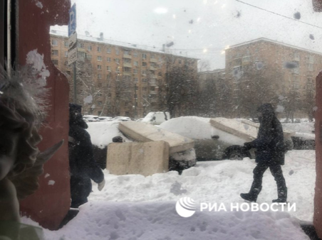 Giao thông ở Moscow rối tung vì tuyết rơi kỷ lục - Ảnh 3.