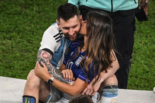 Khoảnh khắc yêu thương nhất World Cup 2022: Messi hạnh phúc ôm vợ, ôm cúp vàng thế giới vào lòng - Ảnh 3.