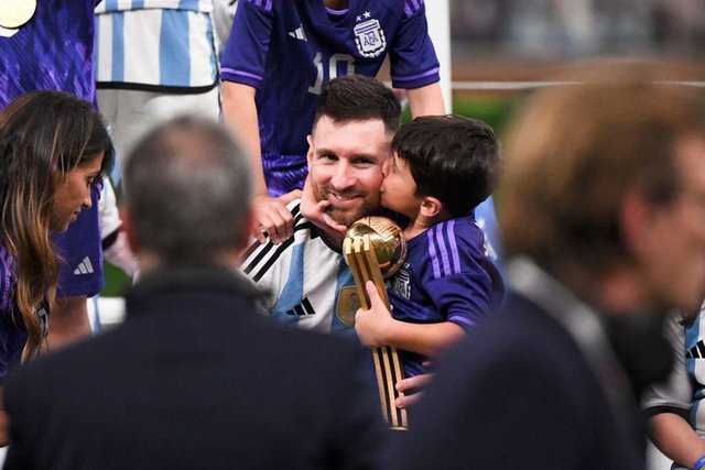 Khoảnh khắc yêu thương nhất World Cup 2022: Messi hạnh phúc ôm vợ, ôm cúp vàng thế giới vào lòng - Ảnh 5.