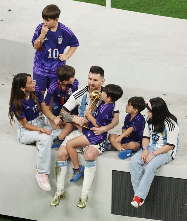 Khoảnh khắc yêu thương nhất World Cup 2022: Messi hạnh phúc ôm vợ và cúp thế giới vào lòng - Ảnh 7.