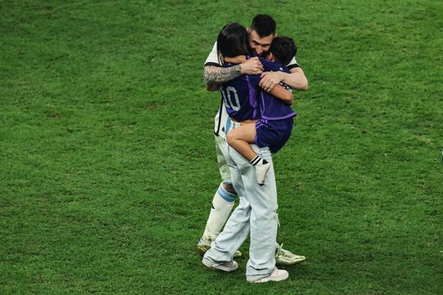 Khoảnh khắc yêu thương nhất World Cup 2022: Messi hạnh phúc ôm vợ, ôm cúp vàng thế giới vào lòng - Ảnh 6.