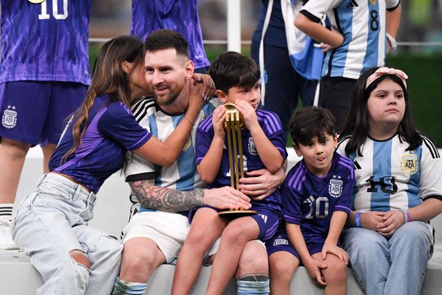 Khoảnh khắc yêu thương nhất World Cup 2022: Messi hạnh phúc ôm vợ và cúp vàng thế giới vào lòng - Ảnh 8.