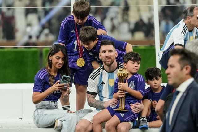 Khoảnh khắc yêu thương nhất World Cup 2022: Messi hạnh phúc ôm vợ, ôm cúp vàng thế giới vào lòng - Ảnh 9.