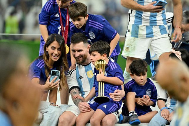 Khoảnh khắc yêu thương nhất World Cup 2022: Messi hạnh phúc ôm vợ, ôm cúp vàng thế giới vào lòng - Ảnh 10.