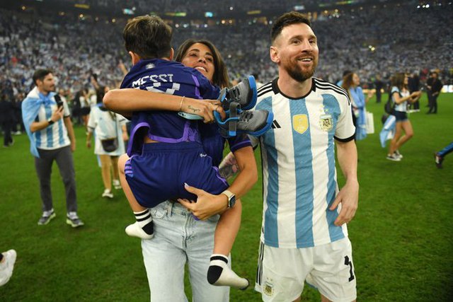 Khoảnh khắc yêu thương nhất World Cup 2022: Messi hạnh phúc ôm vợ, ôm cúp vàng thế giới vào lòng - Ảnh 11.