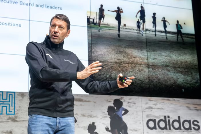 Cực khủng của Adidas: Ngồi trên đống giày hơn 500 triệu euro tồn kho, hàng thấp nhất 6 năm, nội bộ lục đục, CEO bị sa thải - Ảnh 5.