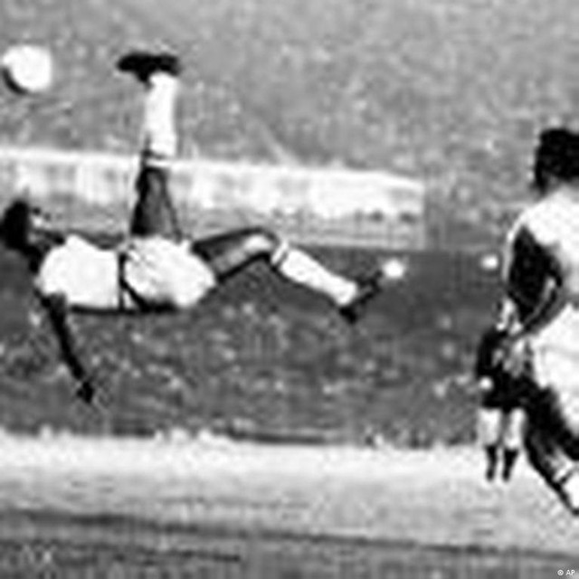 Thương tiếc Vua bóng đá: Nhìn lại 12 khoảnh khắc cuộc đời của Pele - Ảnh 2.