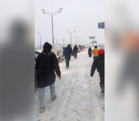 Giao thông ở Moscow rối tung vì tuyết rơi kỷ lục - Ảnh 2.
