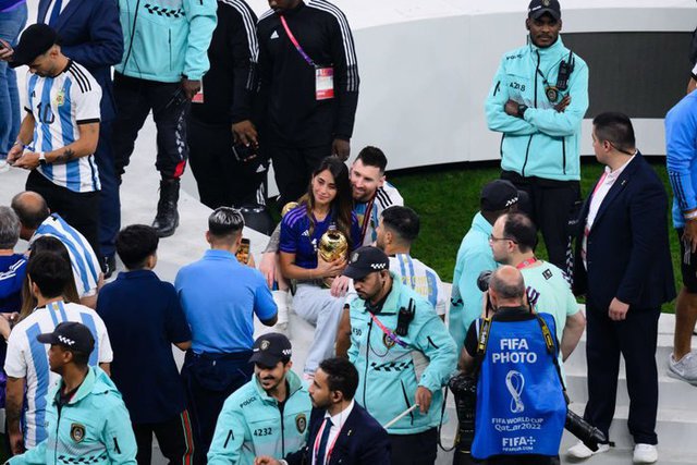 Khoảnh khắc yêu thương nhất World Cup 2022: Messi hạnh phúc ôm vợ, ôm cúp thế giới vào lòng - Ảnh 1.