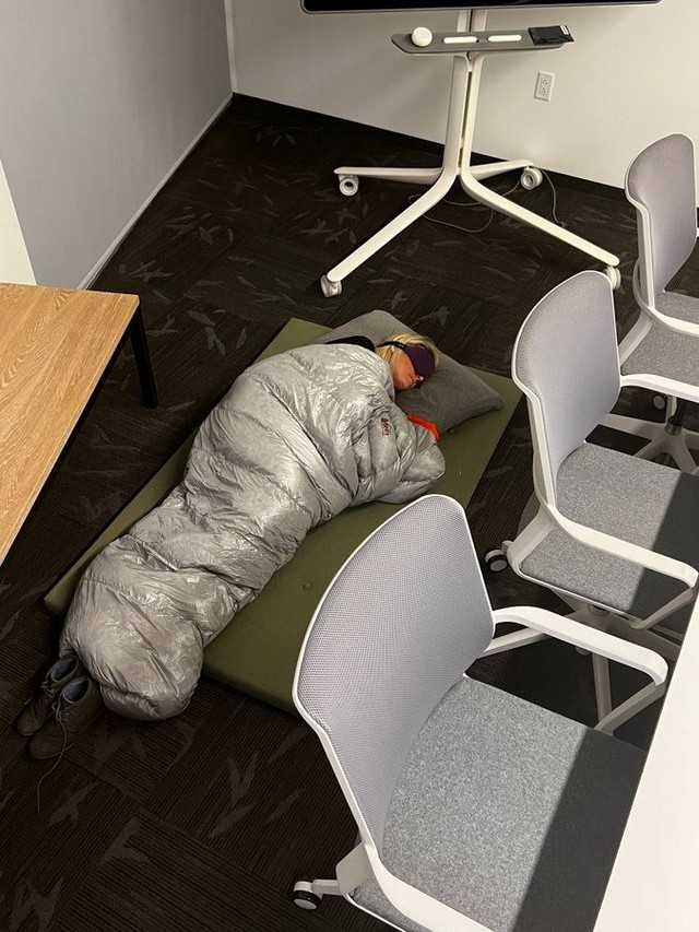 Nhân viên Twitter đăng ảnh sếp ngủ trên sàn tại văn phòng sau 'lệnh tiên tri' của Elon Musk - Ảnh 1.