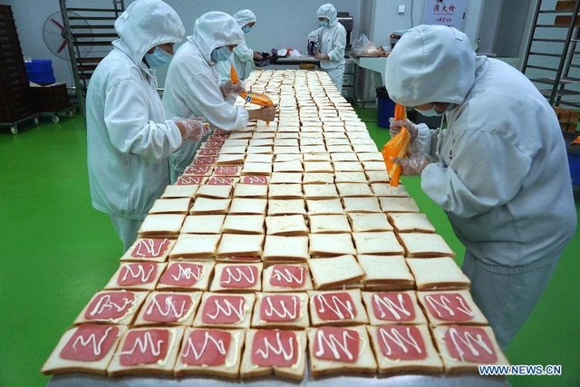 Chiếc bánh mì nhỏ ở Trung Quốc: Sản sinh ra hơn 20 tỷ phú cho một vùng quê, làm nên đế chế công nghiệp, vươn tới Việt Nam - Ảnh 2.