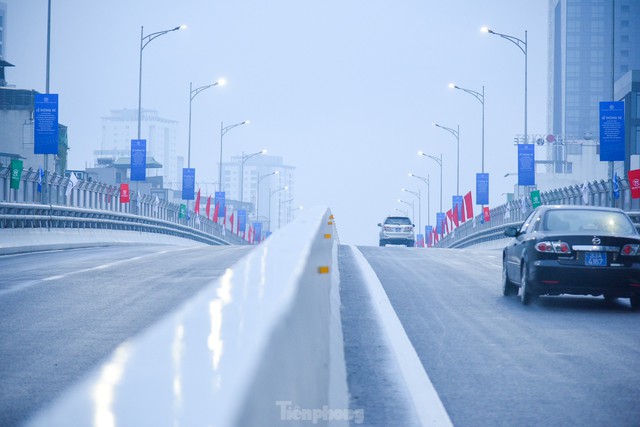 Toàn cảnh giao thông đường Vành đai 2 trên cao nút giao Ngã Tư Sở đến cầu Vĩnh Tuy - Ảnh 7.