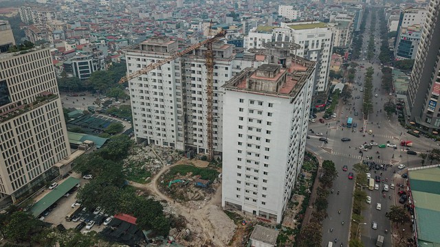 Cận cảnh những tòa nhà chết đứng vì vỡ bong bóng bất động sản năm 2011 - Ảnh 11.